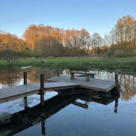Minimalist Design Mit See- Und Wiesenzugang *