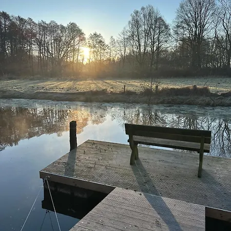 Minimalist Design Mit See- Und Wiesenzugang
